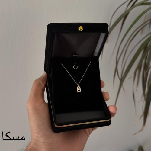 بوكيه ورد فاخر مع سلسال ذهب عيار 18 – هدية تجمع ال...