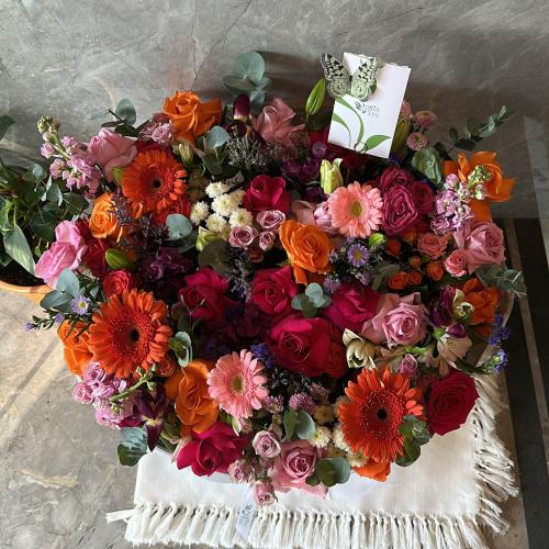 بهجة الألوان – بوكيه ورد طبيعي بتنسيق فاخر ومبهج