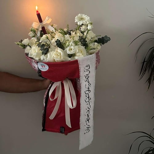 باقة ورد بلمسة شال كشميري أنيقة