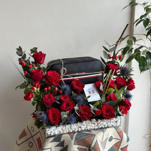 تنسيق ورود حمراء مع شنطة تومي هيلفيغر