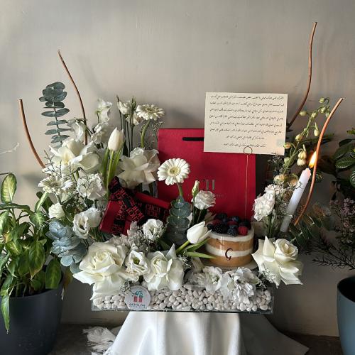 ورد فاخر مع كيك وميدالية CH - هدية راقية