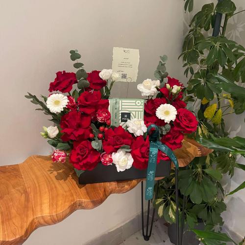 أُنس اللحظة – تنسيق ورد فاخر مع شوكولاتة وبطاقة إه...