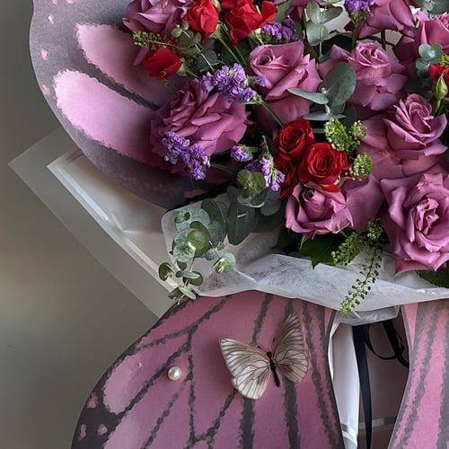 باقة ورد موف مع تصميم فراشة راقي من Gifts.fss