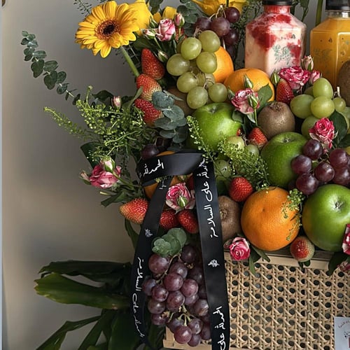 تنسيق فاكهة وزهور مع عصير طبيعي - هدية فاخرة بمزيج...