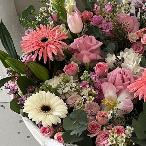 باقة زهور فاخرة بتغليف راقٍ