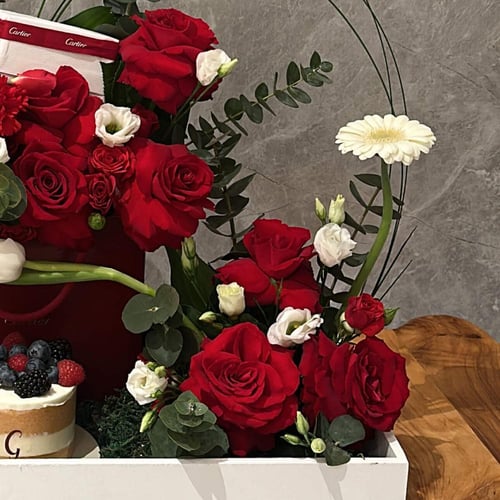 لحظة فخامة – عطر كارتير مع كيكة جاناش في تنسيق ورد...