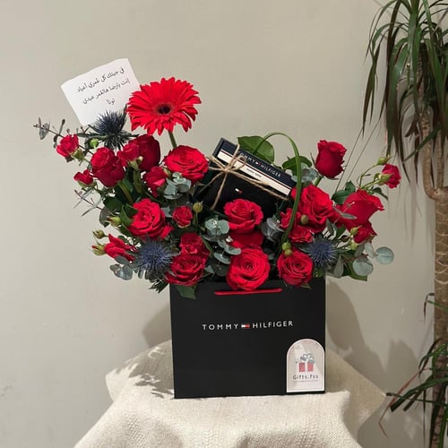 محفظة تومي هيلفيغر || باقة زهور حمراء مع هدية أنيق...