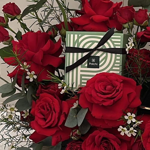 هدية فاخرة مع ورد وشوكولاتة باتشي & سلسال ذهب عيار...