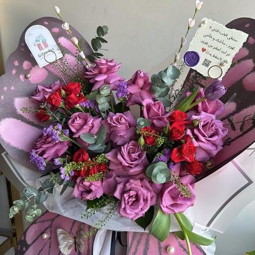 باقة ورد موف مع تصميم فراشة راقي من Gifts.fss