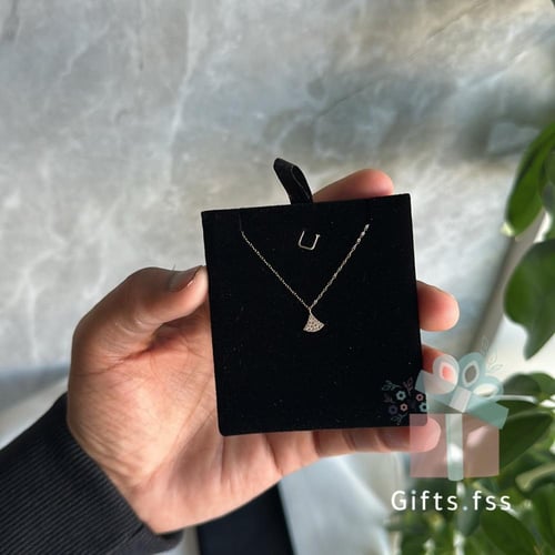 استند قلب مع ورود حمراء - سلسال ذهب عيار 18