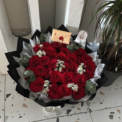 بوكية 30 وردة حمراء مع كيكة جاناش الفاخرة