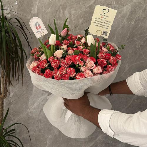 باقة ورد ملونة لأعياد الميلاد بتصميم أنيق ولمسة فا...