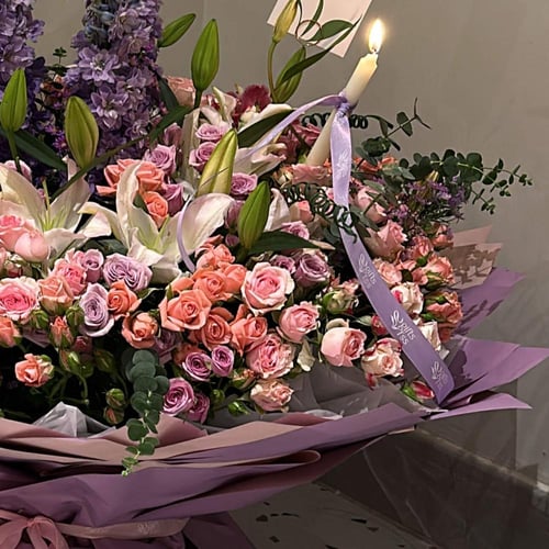 أنوار الليلك - باقة ورد وردية مع ليلي ولافندر