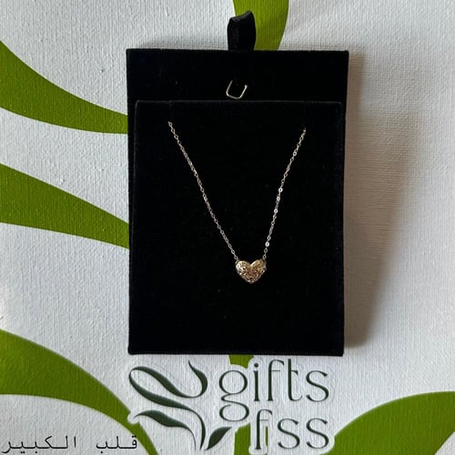 باقة ورد أنيقة مع عقد ذهب عيار 18 - هدية راقية