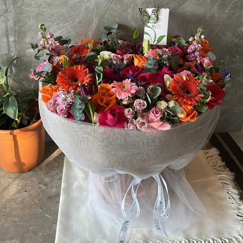 بهجة الألوان – بوكيه ورد طبيعي بتنسيق فاخر ومبهج