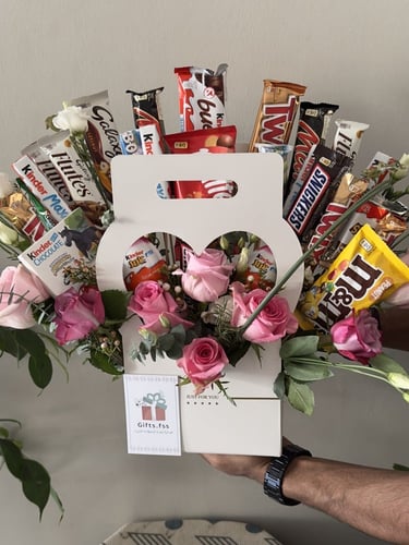 استند السعادة - تنسيق شوكولاتة وورود وردية في علبة...