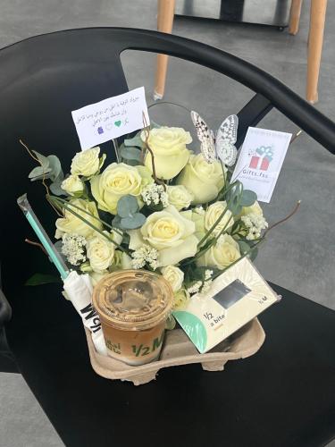 تنسيق ورد أبيض مع قهوة وحلى || هدية مثالية لمحبي ا...