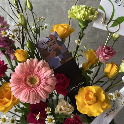 باقة ورد & شوكولاتة لاديراخ – Flower Box & Läderac...