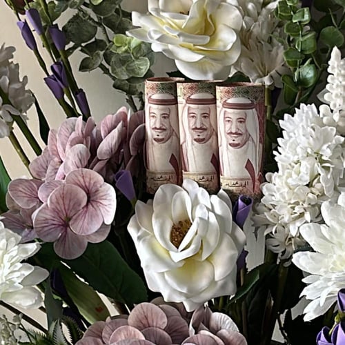 فازة ورد رخام مع ورد صناعي ومبلغ مالي - هدية مميزة