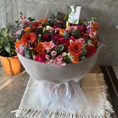 بهجة الألوان – بوكيه ورد طبيعي بتنسيق فاخر ومبهج