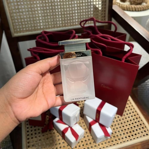 لحظة فخامة – عطر كارتير مع كيكة جاناش في تنسيق ورد...