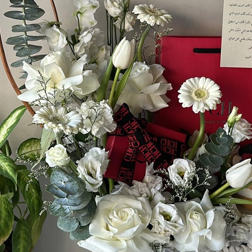 ورد فاخر مع كيك وميدالية CH - هدية راقية