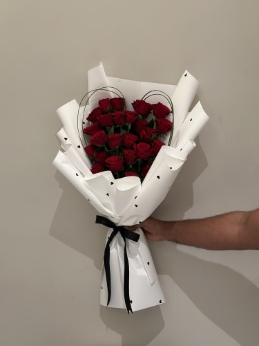 بوكية ورد حمراء || على شكل قلب بتغليف أبيض