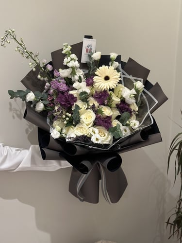 باقة ورد بيضاء وبنفسجية بتنسيق أنيق