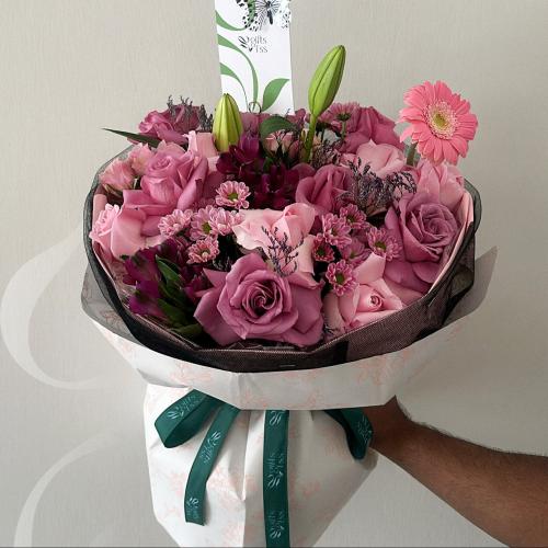 بوكيه لمسة فراشة – ورد طبيعي بتغليف أنيق وفراشة نا...