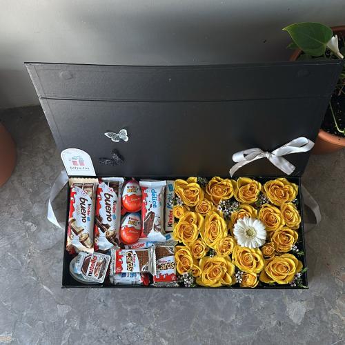 تنسيق شوكولاتة كيندر مع ورد أصفر فاخر في صندوق هدا...