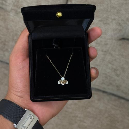 سلسال ذهب عيار 18 على شكل نحلة – رحيق الذهب