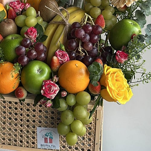 تنسيق فاكهة وزهور مع عصير طبيعي - هدية فاخرة بمزيج...