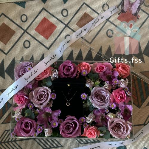 علبة زهور بتنسيق فاخر - سلسال ذهب