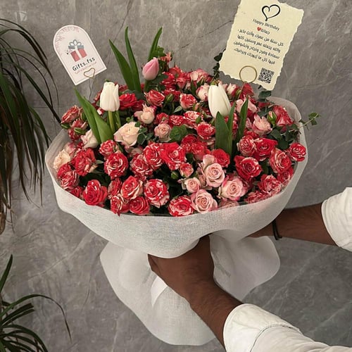 باقة ورد ملونة لأعياد الميلاد بتصميم أنيق ولمسة فا...