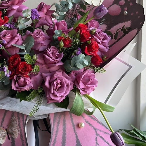 باقة ورد موف مع تصميم فراشة راقي من Gifts.fss