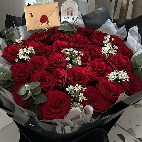 بوكية 30 وردة حمراء مع كيكة جاناش الفاخرة