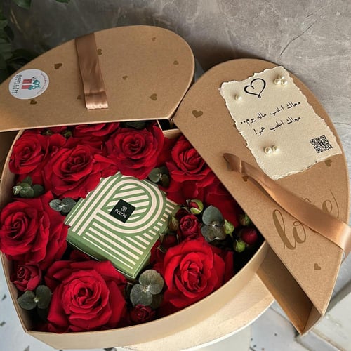 شوكولاتة باتشي مع باقة ورد في علبة على شكل قلب – ه...