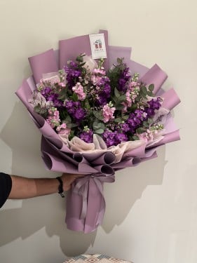 باقة الاناقة - باقة زهور موتيلا بنفسجية بتغليف أني...