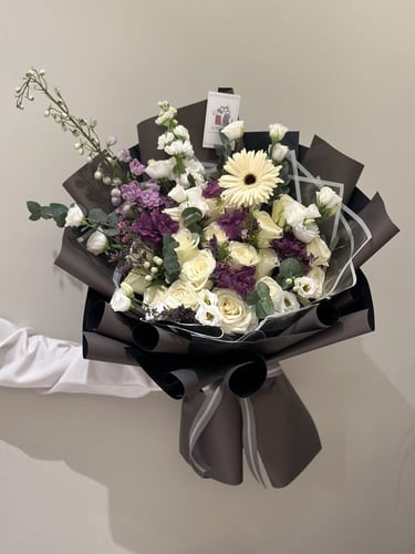 باقة ورد بيضاء وبنفسجية بتنسيق أنيق
