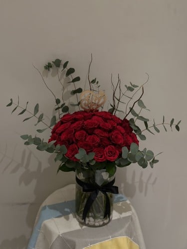 فازه || مزهرية زجاجية مع باقة ورد حمراء فاخرة