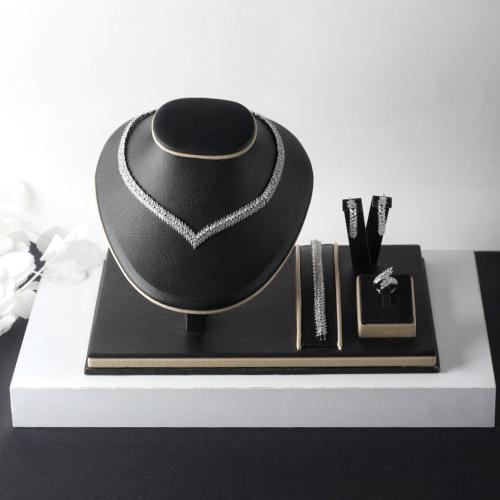 طقم اكسسوار نسائي مرصع بفصوص الزركون