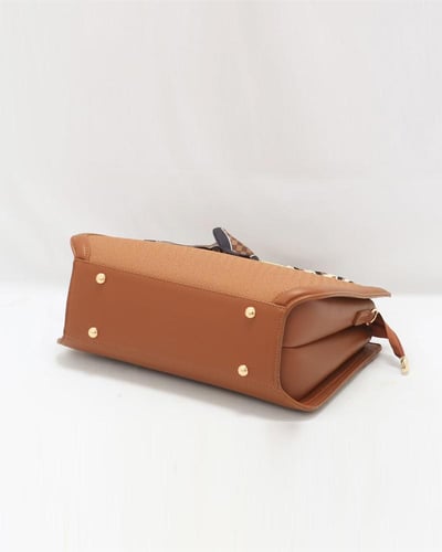 شنطة نسائية بلون اسود