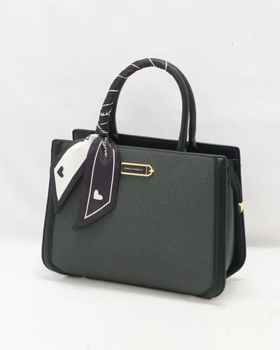 شنطة نسائية بلون اسود