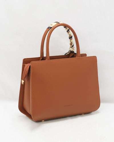 شنطة نسائية بلون اسود