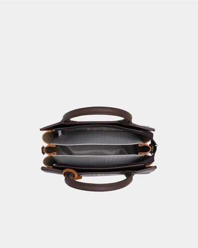 شنطة نسائية بلون عودي