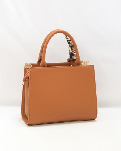 شنطة نسائية بلون زهري