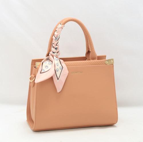 شنطة نسائية بلون زهري