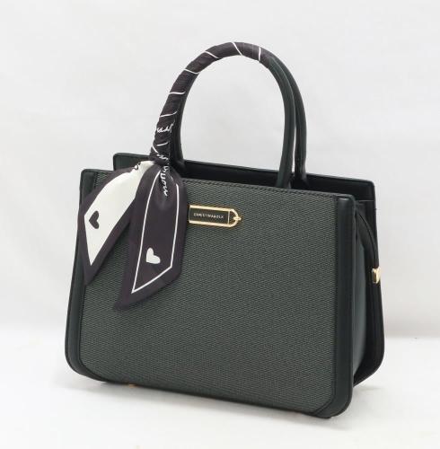 شنطة نسائية بلون اسود