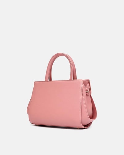 شنطة نسائية بلون اسود