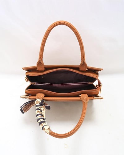 شنطة نسائية بلون اسود